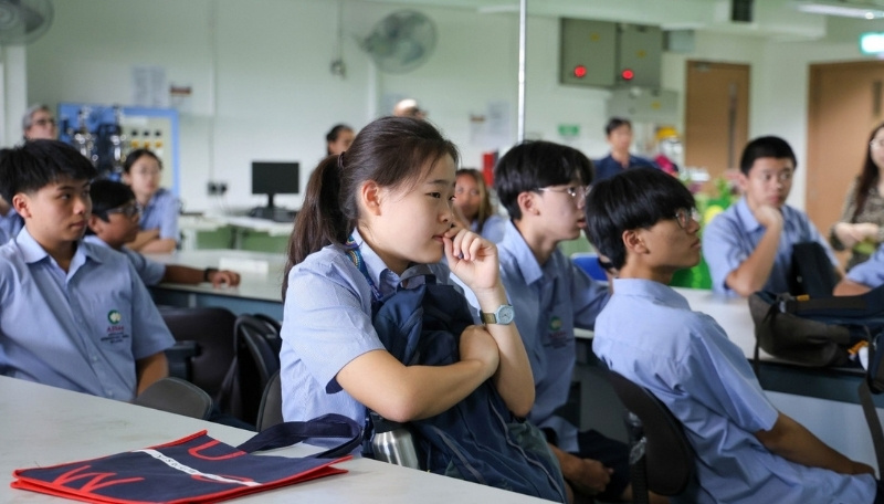 Australian International School Malaysia Year 9 and 10 students visiting UOW Malaysia.
